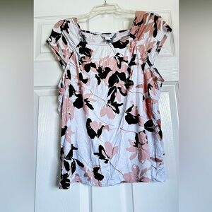 Luz Claiborne short sleeved square next with shoulder detail size L